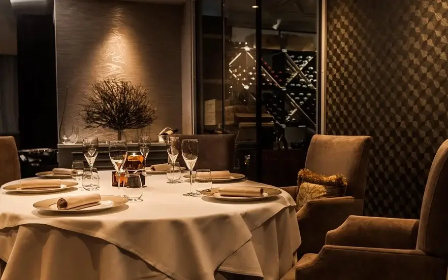 رستوران Aise وان،تصویری از نمای داخلی با میز سرو غذا