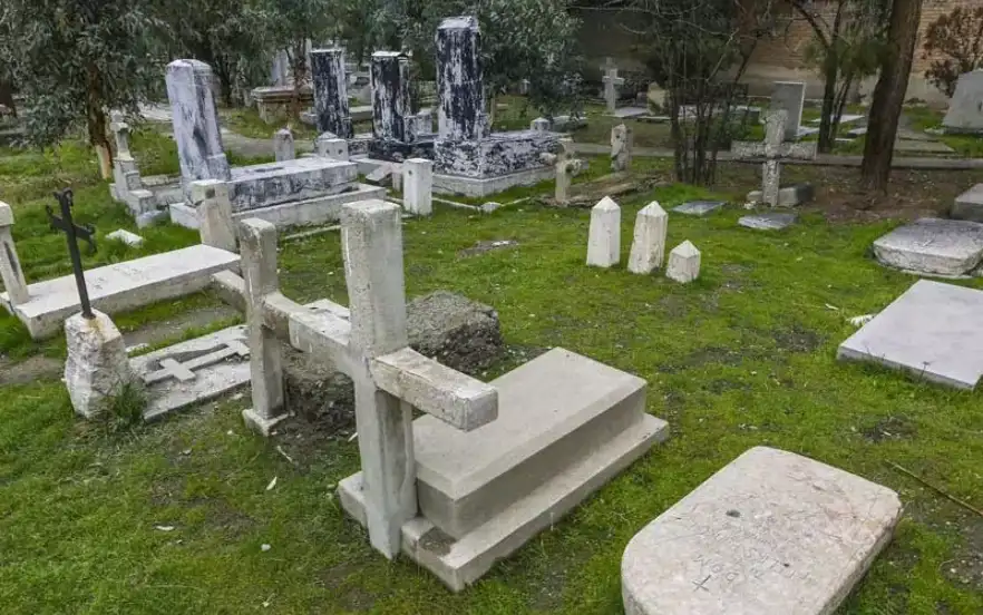 قبرستان دولاب یکی از جاهای دیدنی تهران با فضایی مشابه باغ