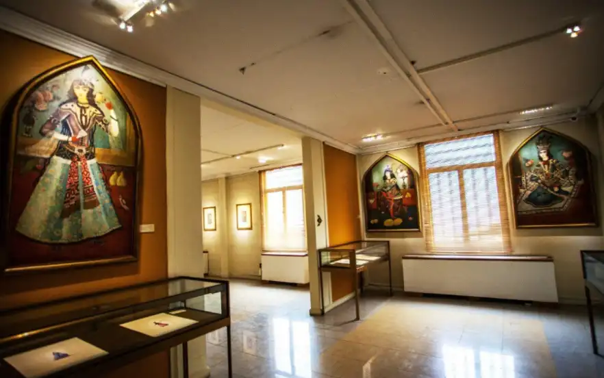 موزه رضا عباسی یکی از جاهای دیدنی تهران با وسایل عتیقه