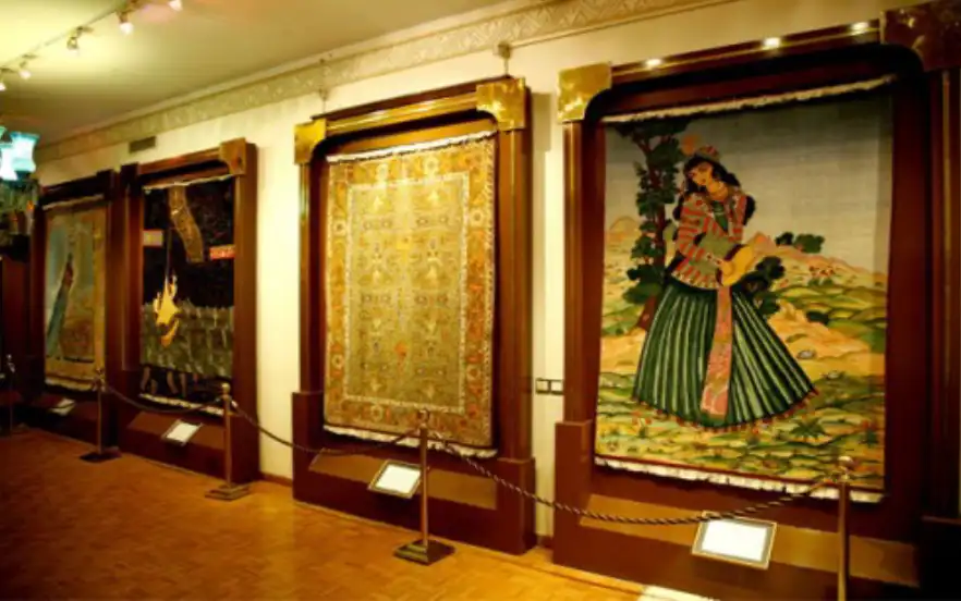 موزه فرش یکی از دیدنی های تهران با فرش‌های نفیس