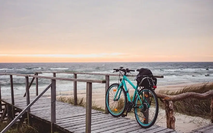 دوچرخه نزدیک ساحل کیش با آب و هوای استثنایی