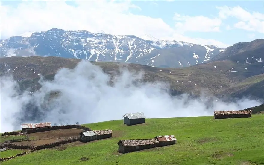 ابرها در نزدیکی خانه های روستایی فیلبند