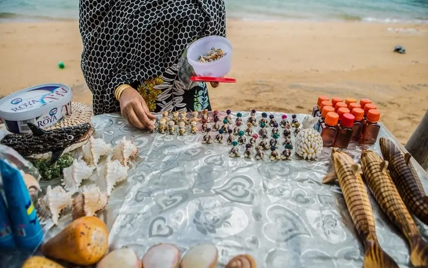 فروش صنایع دستی در بازارچه ساحلی جزیره هرمز