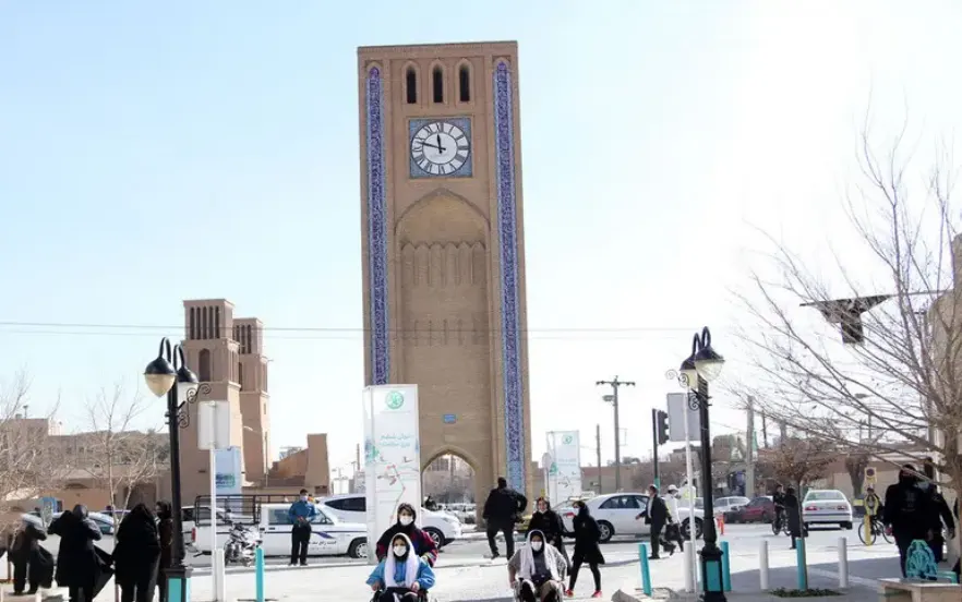 میدان ساعت یکی از معروف‌ترین جاهای دیدنی یزد