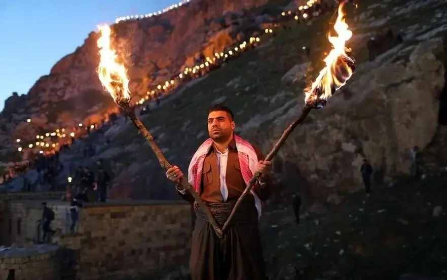 جوان کرد با مشعل آتش در جشن نوروز