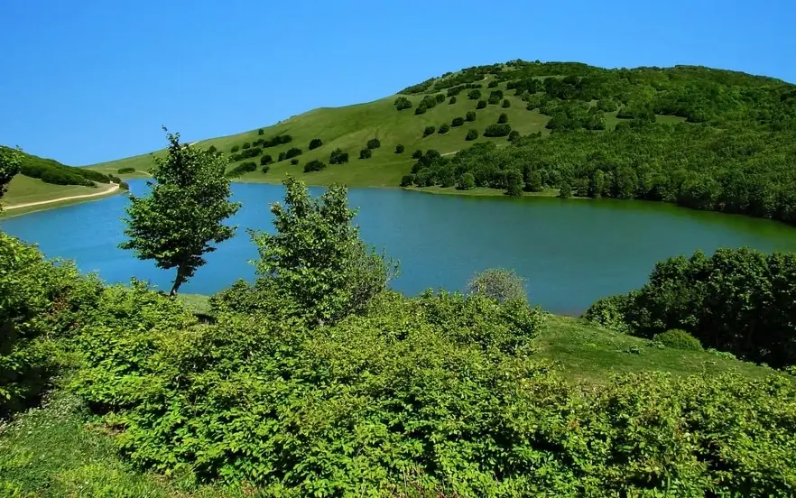دریاچه سوها در فصل بهار سرسبز و فوق العاده زیبا