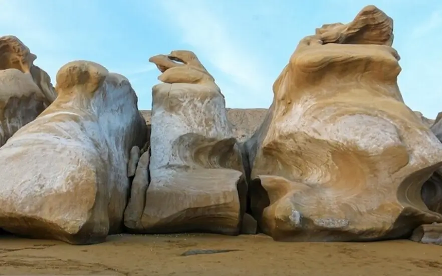 صخره های سنگی در ساحل مکسر