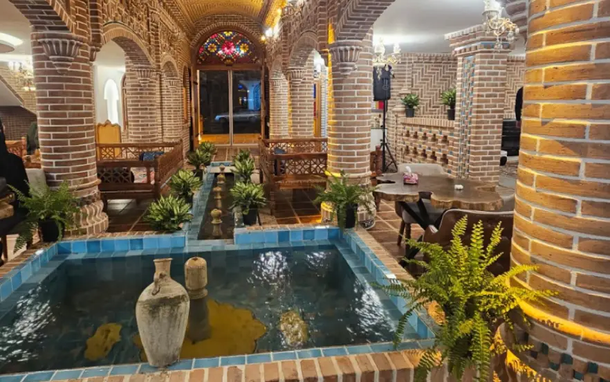 28 تا از رستوران های شیراز؛ شماره تلفن، آدرس، ساعت کاری و منو 33 کافه رستوران خانه پدری