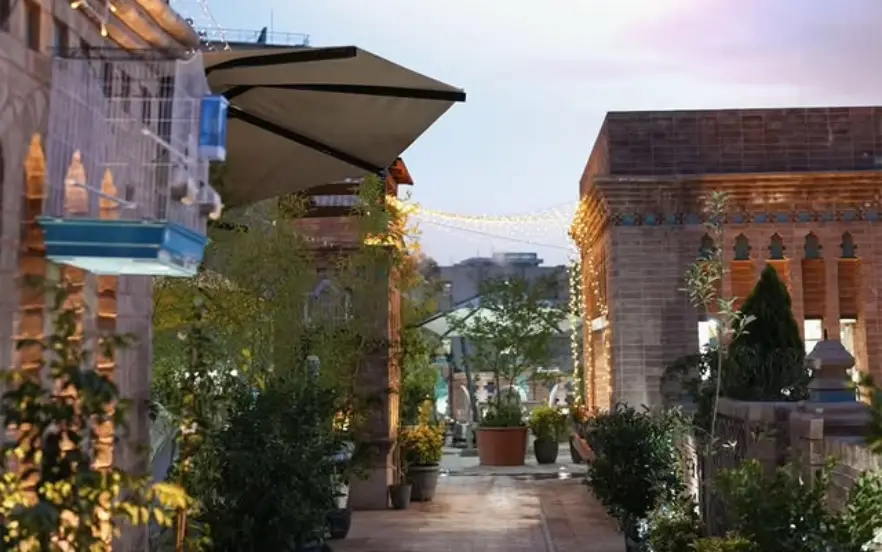 28 تا از رستوران های شیراز؛ شماره تلفن، آدرس، ساعت کاری و منو 32 yotab roofgarden