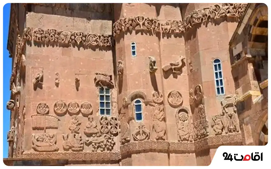سمت چپ نمای جنوبی کلیسا