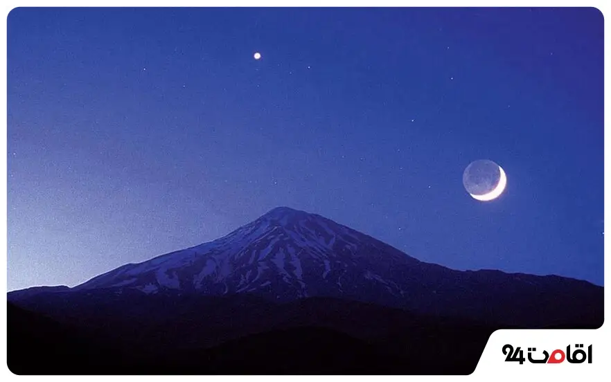 کوه دماوند در شب و موقعیت ماه