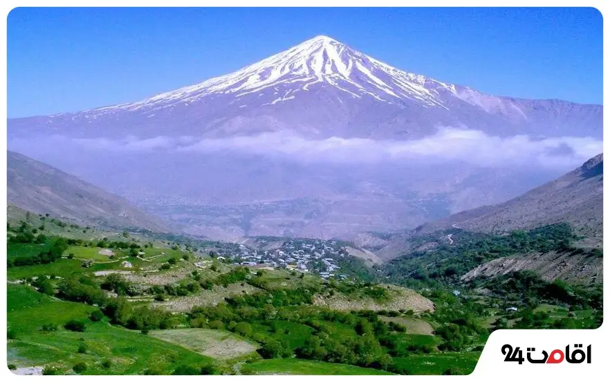 کوه دماوند و سرسبزی نزدیک آن