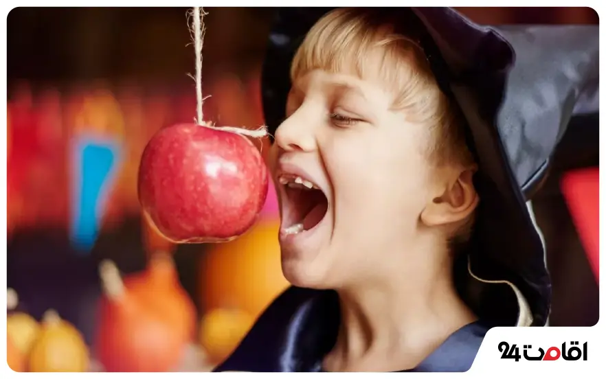 گاز زدن سیب در هالووین