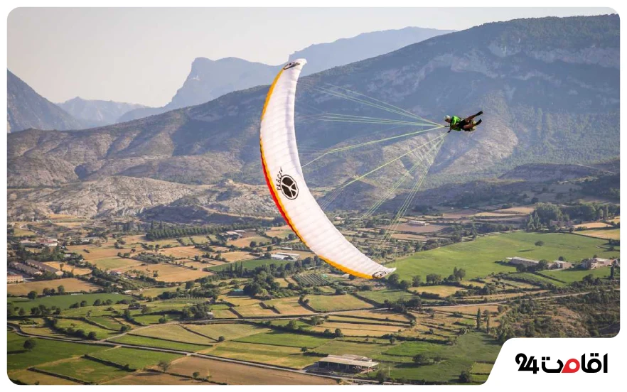 پاراگلایدر چیست؟ معرفی سایتهای پرواز با پاراگلایدر در ایران 6 آکروباسی با پاراگلایدر