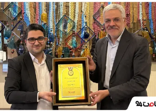 اعطای لوح رضایت مندی میهمانان اقامت۲۴ به مدیریت هتل فردوس مشهد 4 Blog e24 New Theme 2025 12 25T132150.272