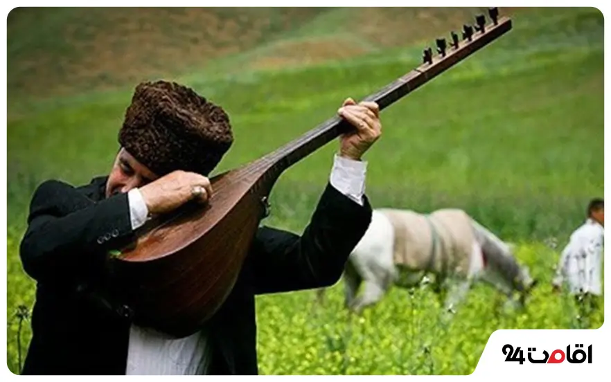 آیین های محلی ماهنشان؛ از اجرای موسیقی عاشیق تا جشن انار 2 موسیقی عاشیقی در ماهنشان