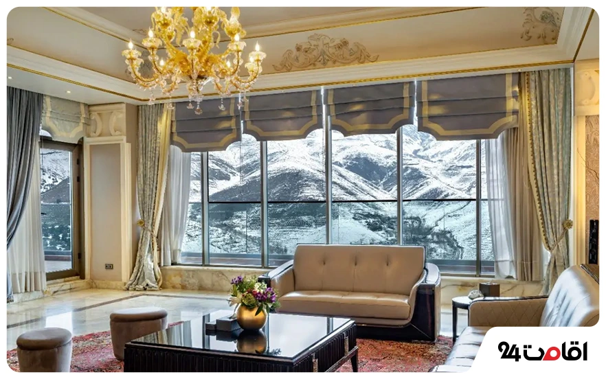 نمای کوه های برفی از پنجره هتل اسپیناس پالاس تهران