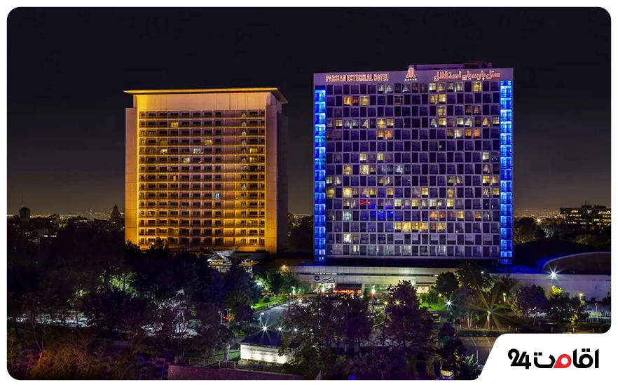 برج های هتل استقلال تهران در نمای شب