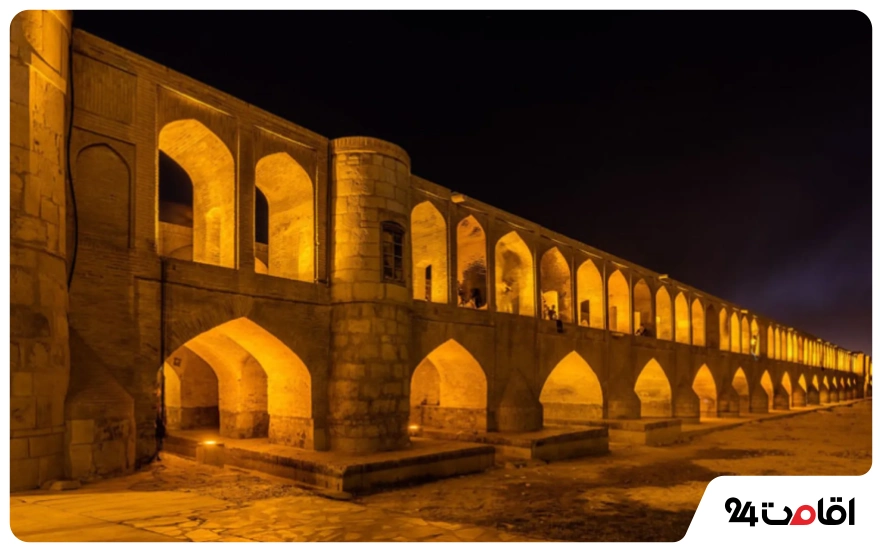 سی و سه پل؛ معرفی دقیق و متفاوت میراث ارزشمند اصفهان با عکس 8 سی و سه پل در شب
