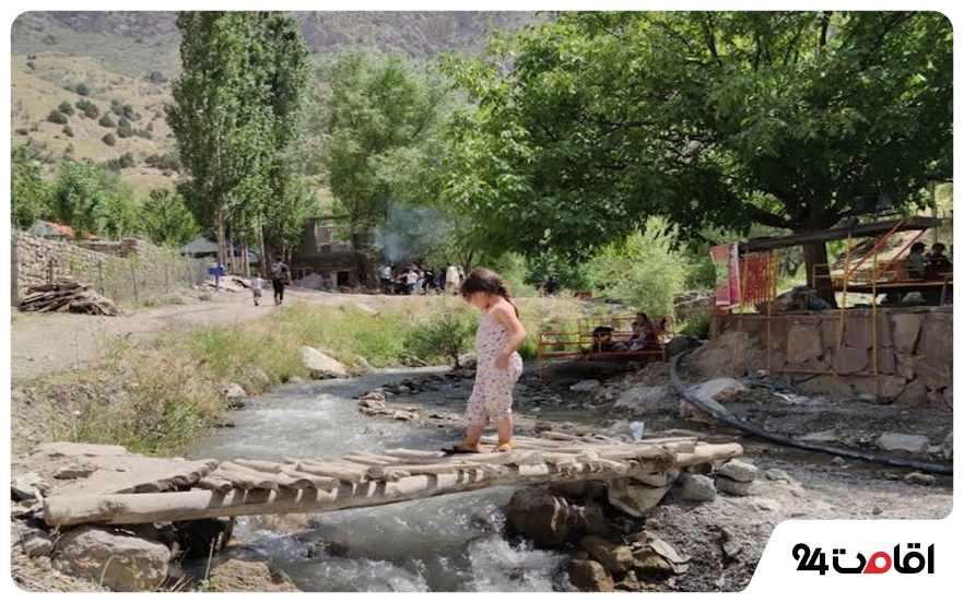 آبشار ارتکند مشهد؛ بهشت گمشده خراسان در روستای ارتکند را بهتر بشناسید 6 قدم زدن دختر روی رودخانه ارتکند