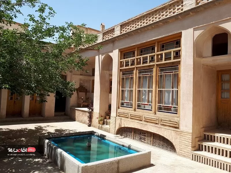 خانه مجاوری با حوض مستطیلی در ضلع شرقی