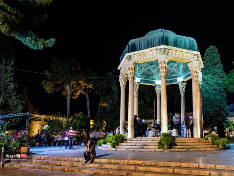 حافظ خوانی و تفضل به اشعار در نمای زیبای شب حافظیه