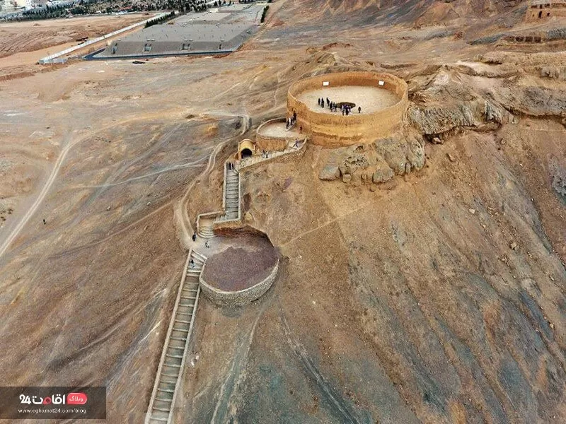 دخمه بزرگ مانکجی و گلستان یزد