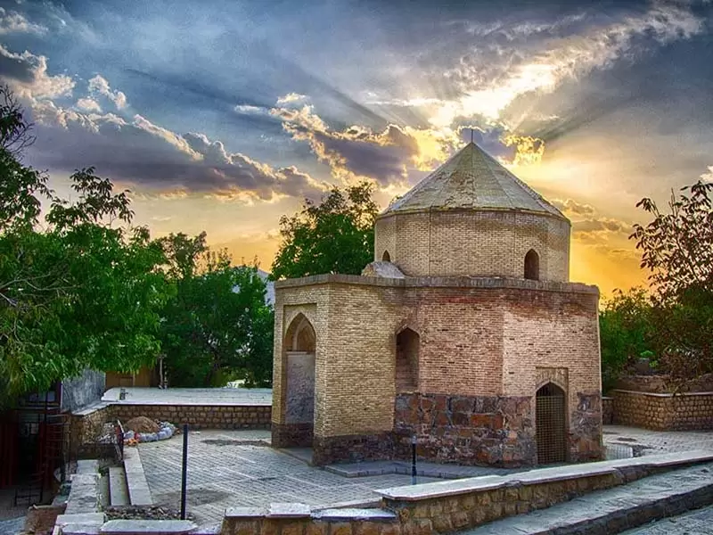مقبره شاه غریب در اطراف اراک