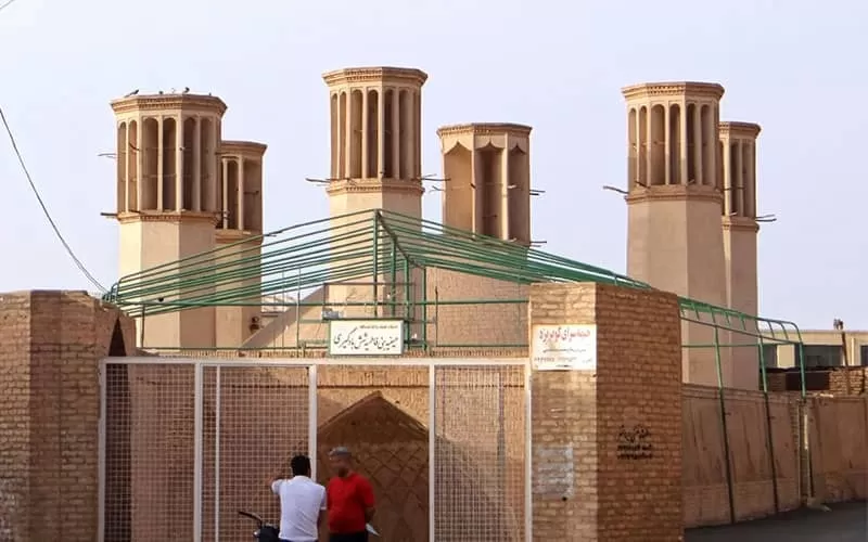 آب انبار شش بادگیری یزد دارای بادگیرهای هشت وجهی است