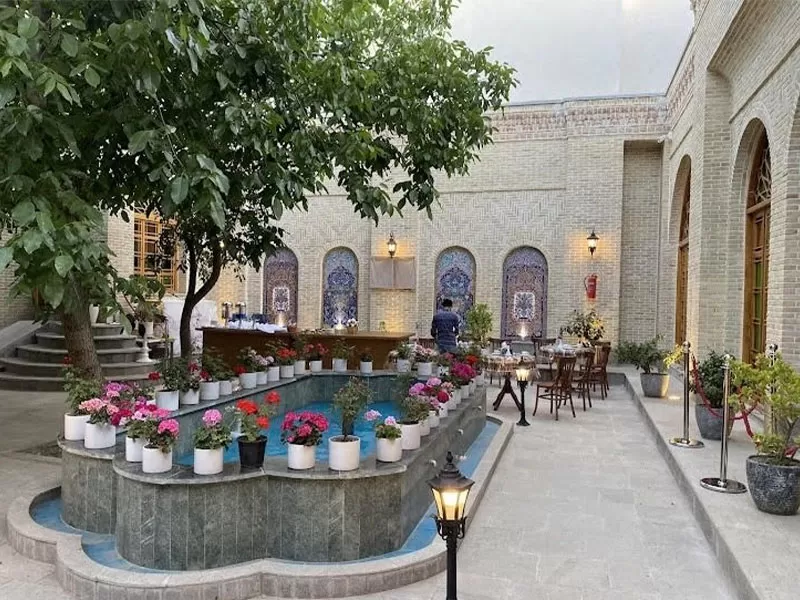 محوطه بهترین هتل بوتیک زنجان