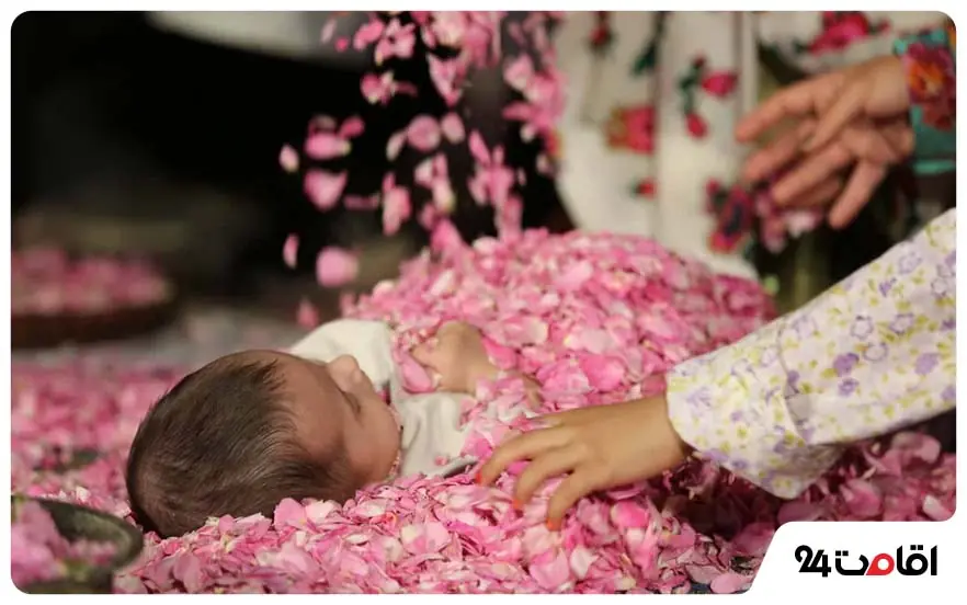 مراسم خواباندن کودک در گل