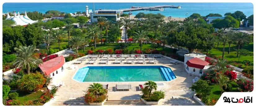 محوطه زیبای هتل شایان کیش با فضای سبز و چشم‌انداز دریا؛ تجربه‌ای دل‌نشین در اقامت جزیره‌ای