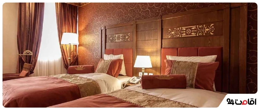 نمای داخلی اتاق هتل زندیه شیراز؛ ترکیبی از دکور اصیل ایرانی و امکانات رفاهی مدرن برای اقامتی دل‌نشین