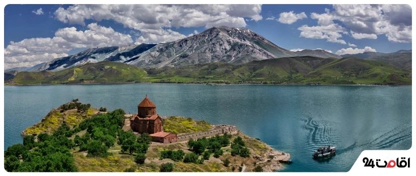 نمایی چشم‌نواز از دریاچه وان در ترکیه؛ جاذبه‌ای طبیعی و آرامش‌بخش برای مسافران تور وان