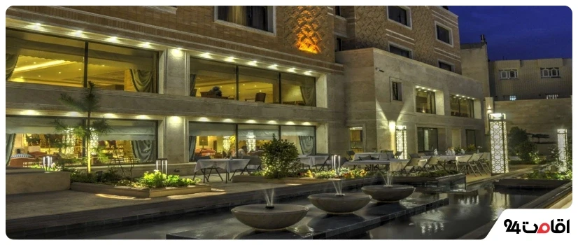 نمای بیرونی هتل زندیه شیراز با معماری اصیل ایرانی و فضایی دل‌انگیز برای اقامتی آرام در قلب شهر