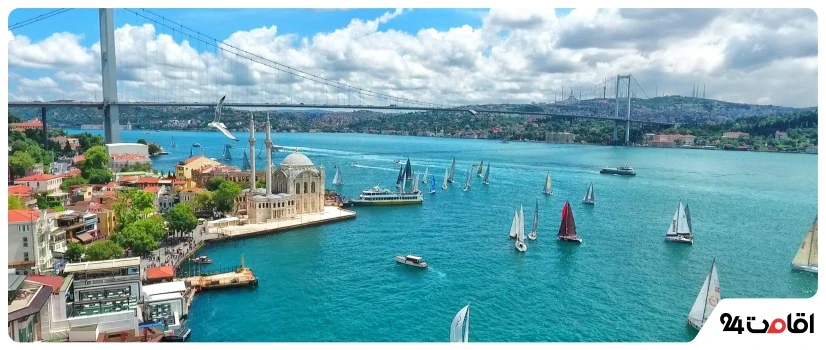 نمایی آرامشبخش از قایقها بر روی آبهای تنگه بسفر در استانبول؛ تجربهای متفاوت برای مسافران تور استانبول از اصفهان