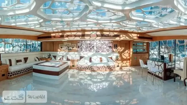 عکسی زیبا از قسمتی از فضای داخلی کشتی لوتوس در دبی|بلیط کشتی لوتوس دبی