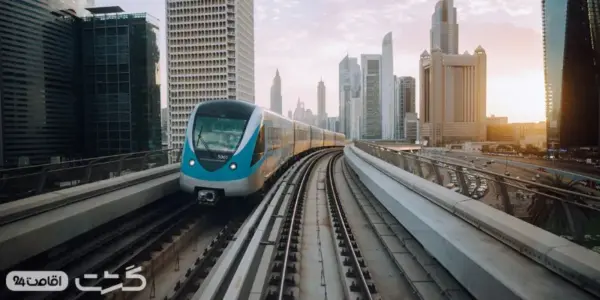 مونوریل دبی از جلو با نمایی از برج های دبی در پس زمینه