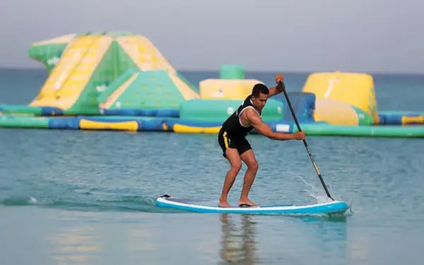 تصویری از اجاره پدل بورد در کیش