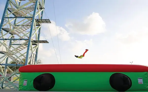 تصویری از پرش آزاد روی تشک کیش